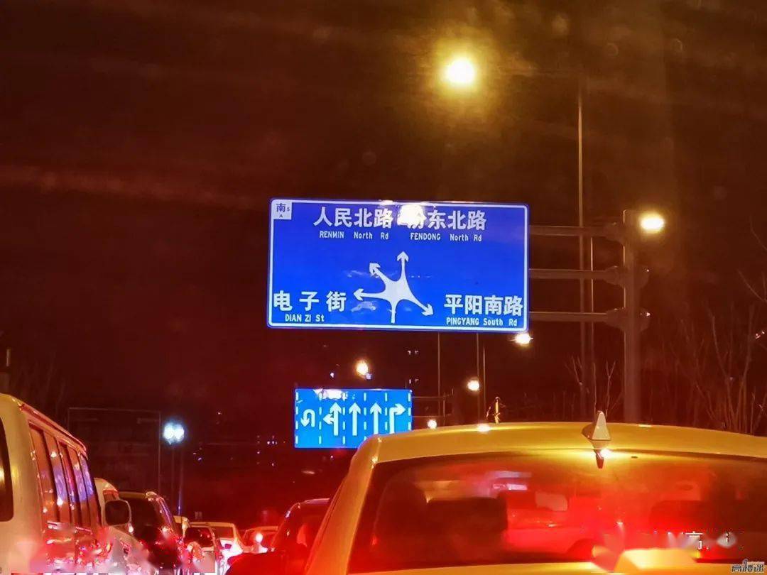 太原最奇葩的路口诞生,指示路标都长的像只蝙蝠,就问你晕不晕!