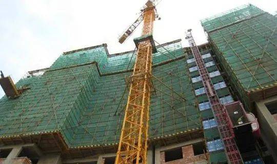 郑州丨令人吃惊一六旬老太竟爬上工地塔吊摇摇晃晃想往下跳