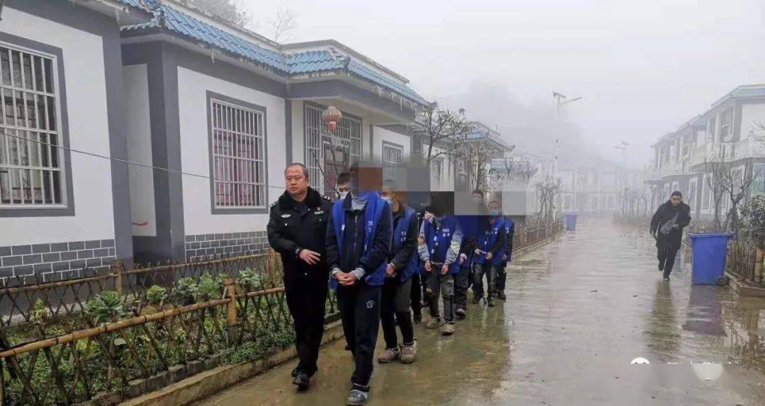 彝良警方公开押解犯罪嫌疑人辨认作案现场