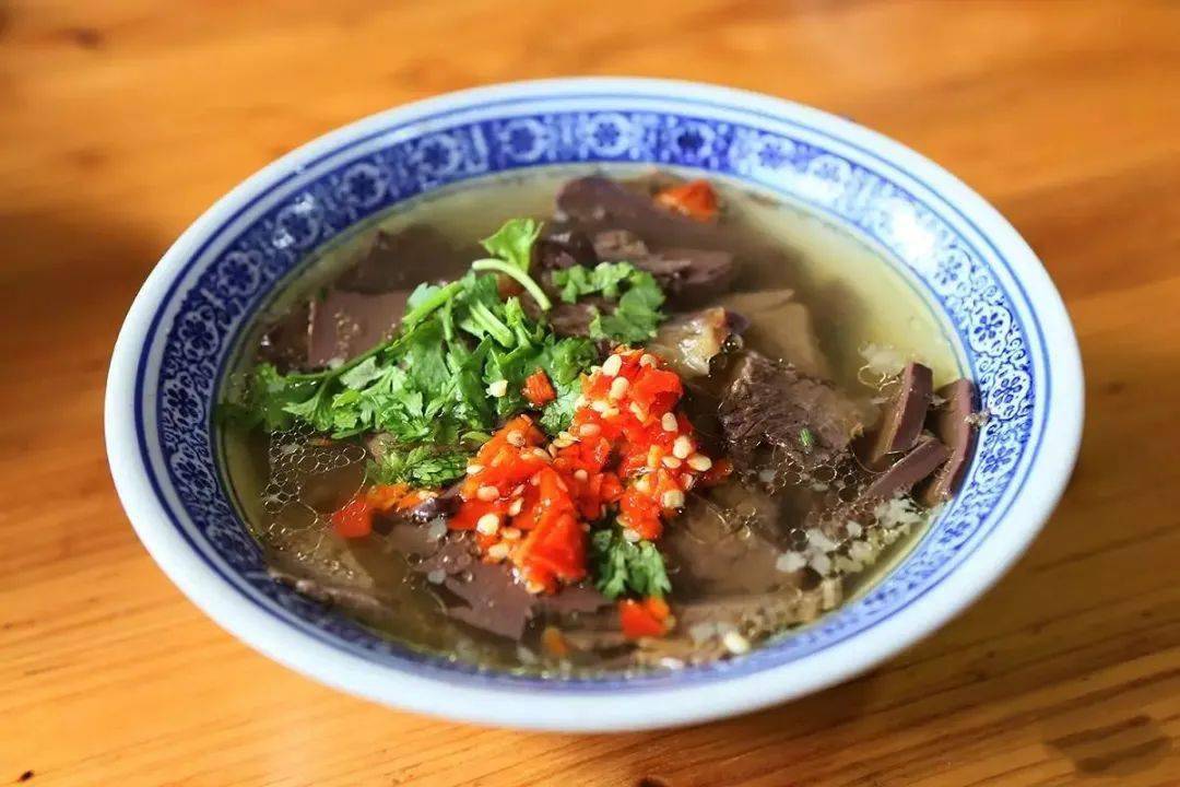 牛汤含有丰富的维生素b6和水溶性营养物,很容易被胃肠吸收,是一种极受