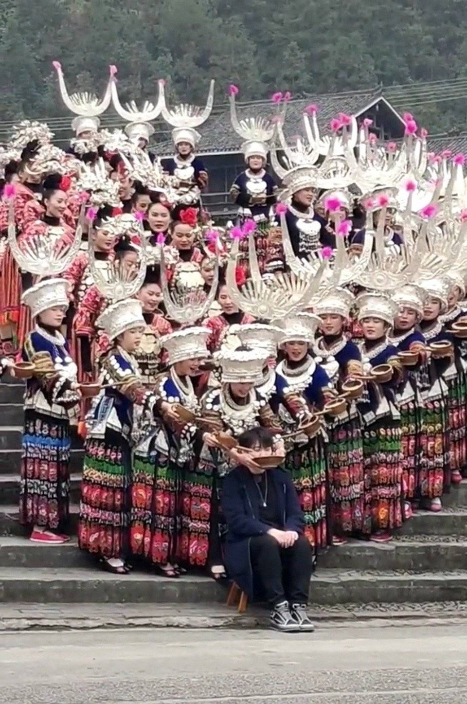 尤长靖在《宝藏般的乡村》遇到苗族姑娘敬酒 小孩显得弱小可怜又无助