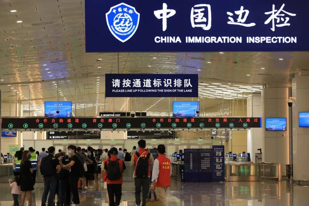 暖心旅客口岸丢包边检民警快速完璧归赵