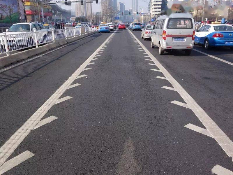 速看龙口这些路段出现的新型锯齿车道到底该怎么走