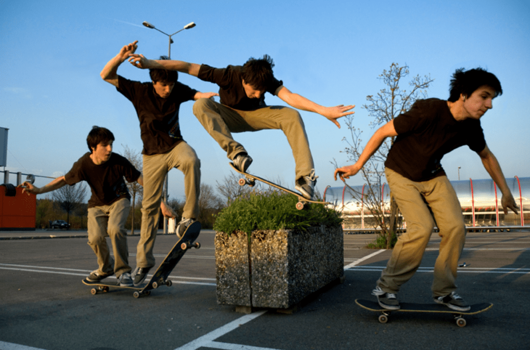 为什么滑板都得被黑色的砂纸遮住正面?