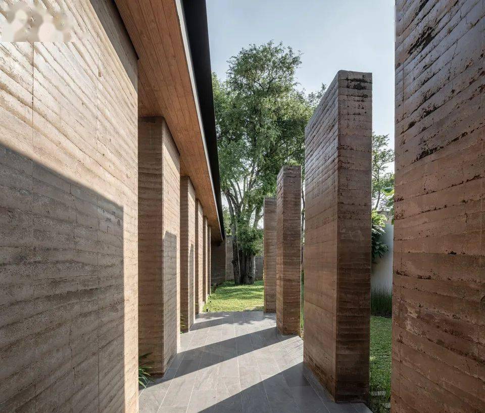 『生土涂料』生土涂料也是艺术涂料的一种,是用现代涂料技术,通过批刮