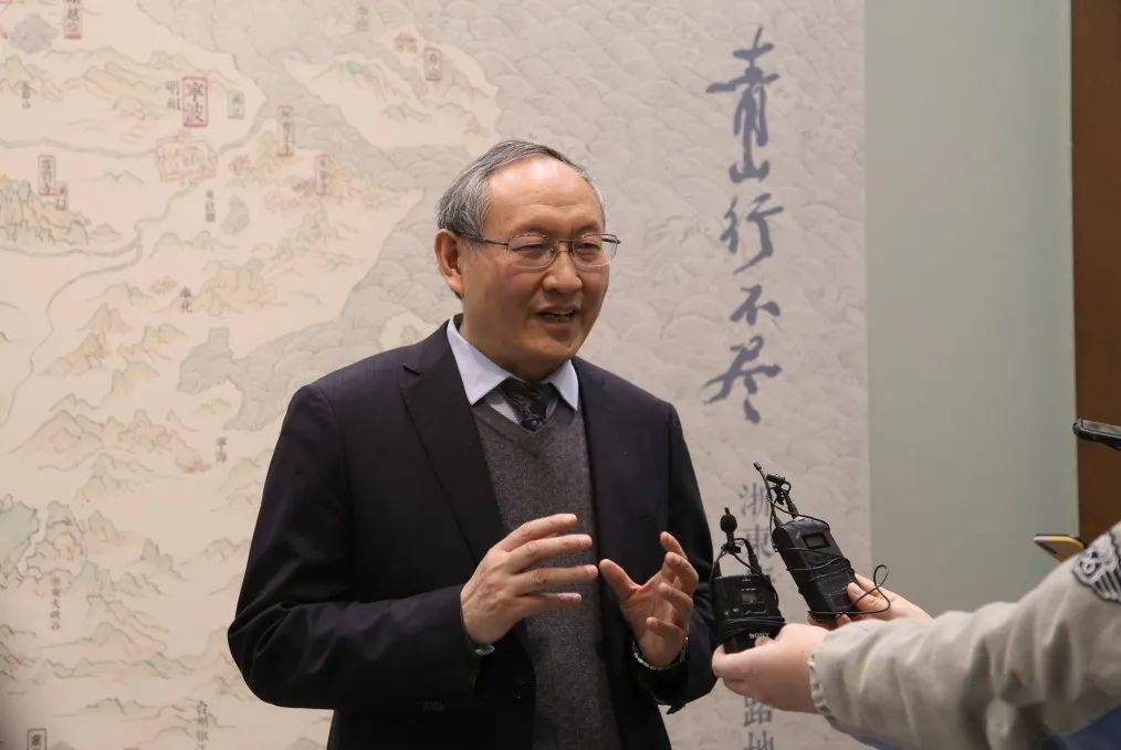 浙江省文史研究馆馆员胡可先接受宝藏记者采访胡可先表示,这次的展览