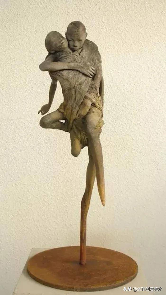 负空间与笼统姿态青铜雕塑带来了灵魂深处的震动