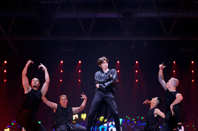 去年今日蔡徐坤荣获星光大赏年度号召力艺人重生舞蹈首秀展现舞台绝对