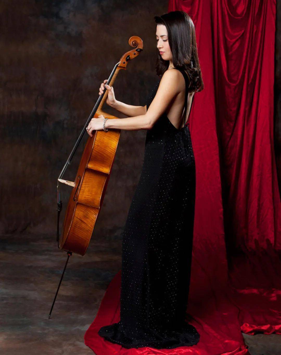以音乐多样性,艺术性和富于魅力的舞台表演,以及古典,深沉,唯美大提琴