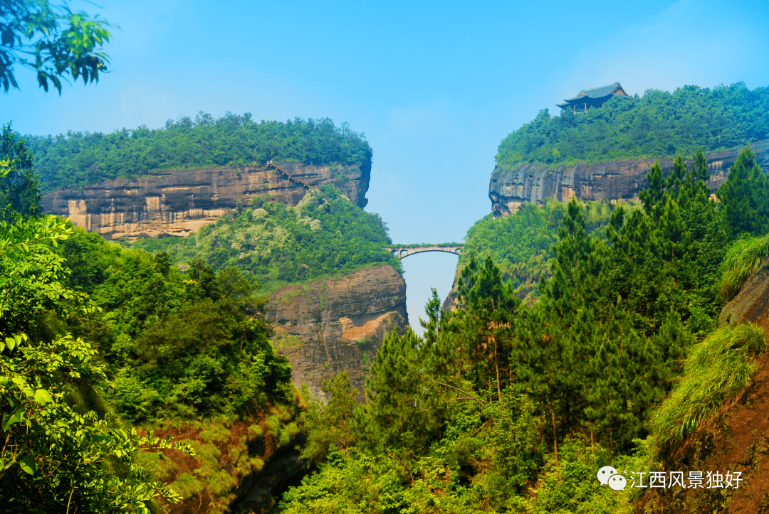 仙人城自古被认为是仙人居住的地方,由仙岩峰和河豚堡峰两组山峰组成.