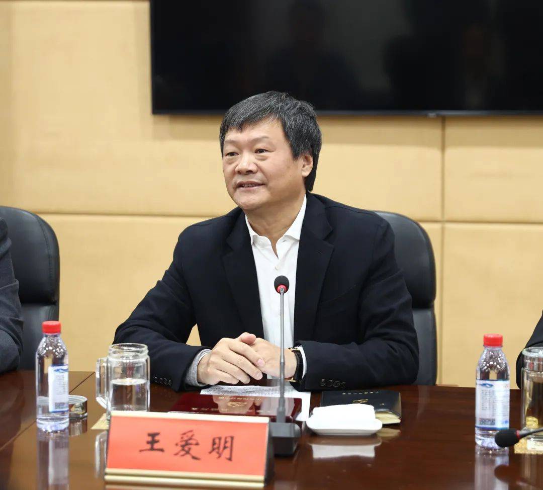 王爱明在签约仪式上讲话,代表梅河口市委,市政府对签约仪式的成功举行