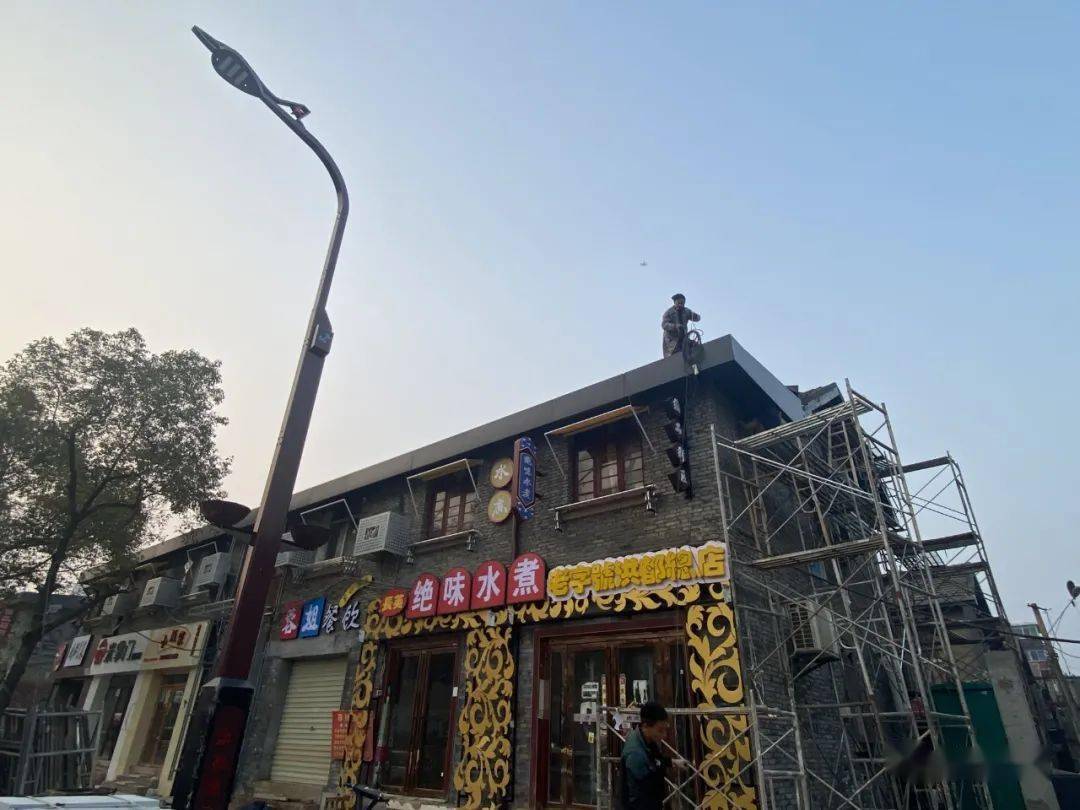 路美食街区,首先是统一的店招,修饰后的屋顶以及极具工业风的设计风格