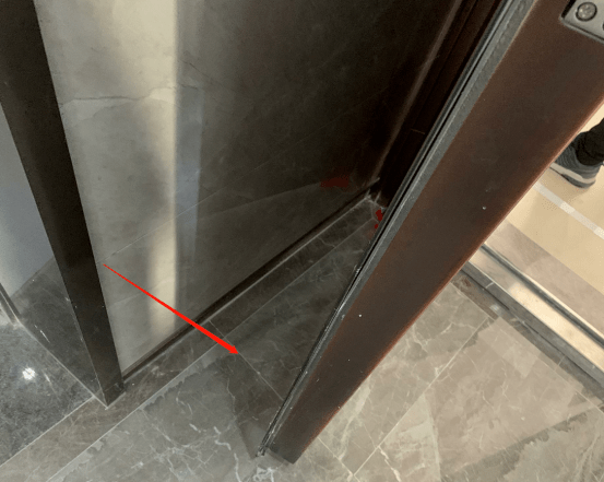 缺少门吸,门扇和锁体容易与墙体碰撞受损. 部分门套松动.