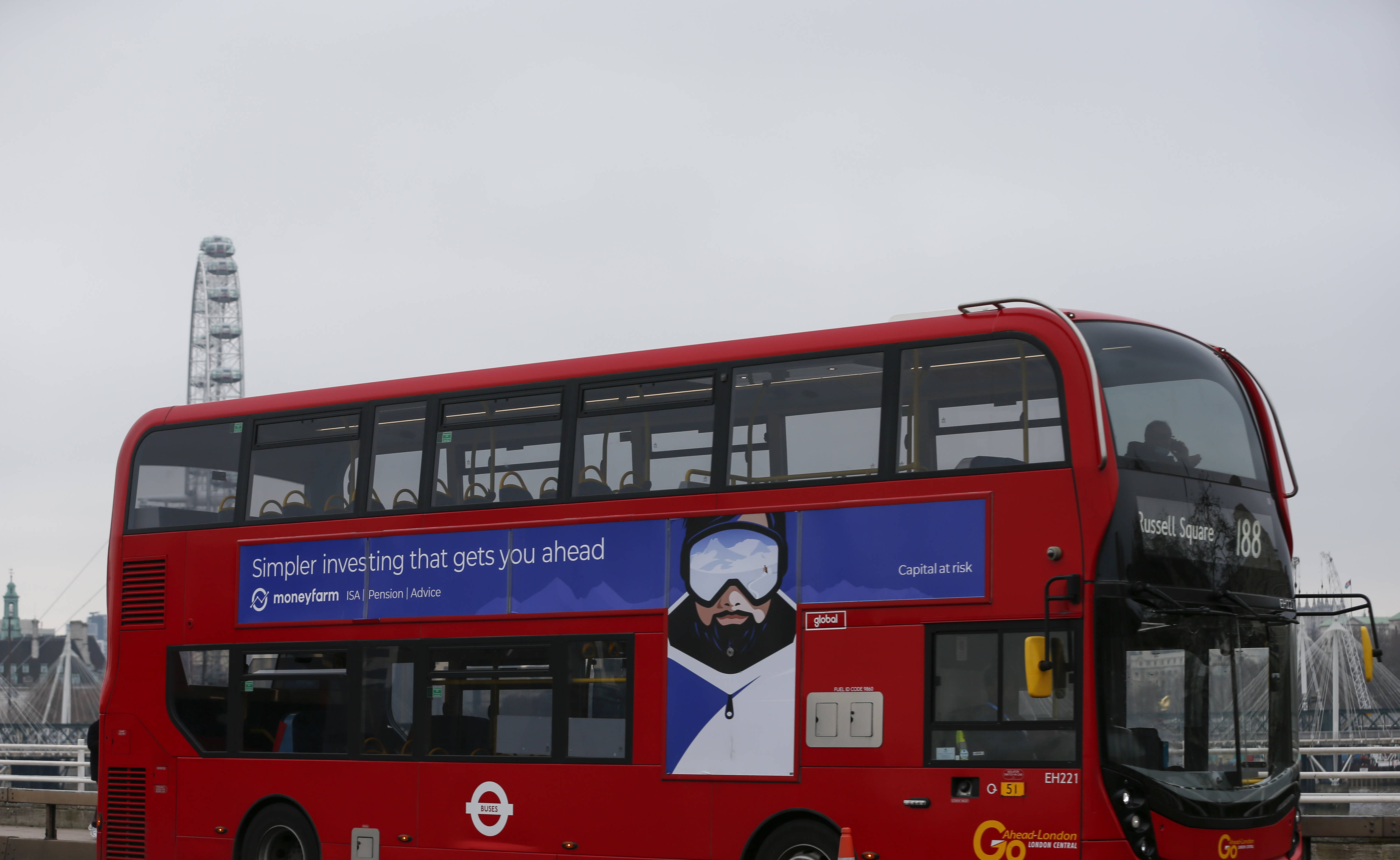 12月29日,一辆几乎没有乘客的双层巴士在英国伦敦的滑铁卢桥上行驶.