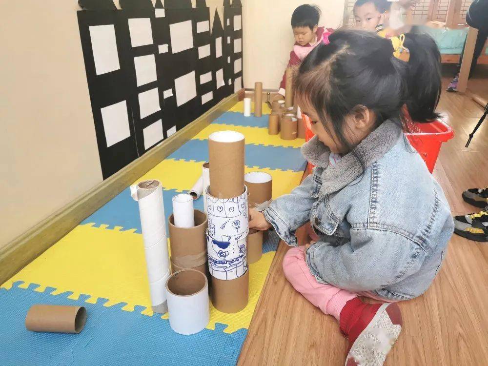 在初步探索之后,孩子们的"阵地"逐渐转移到了建构区.