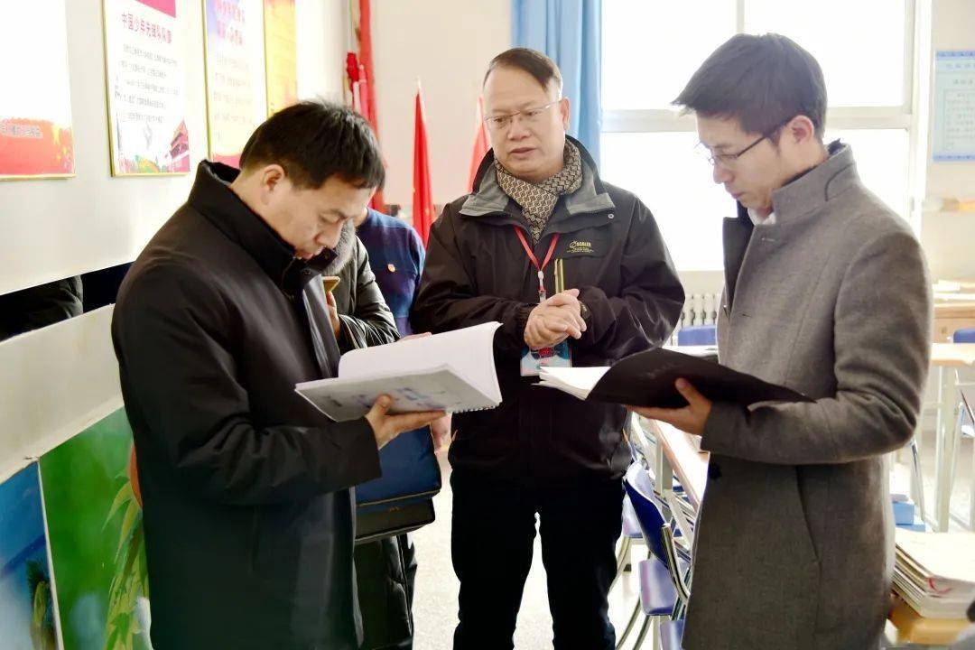 在武威铁路中学,赵前前详细了解了校园建设,学校社团