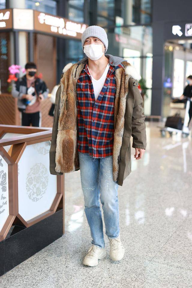 杨烁现身机场瘦了许多双手比耶油腻感少了很多