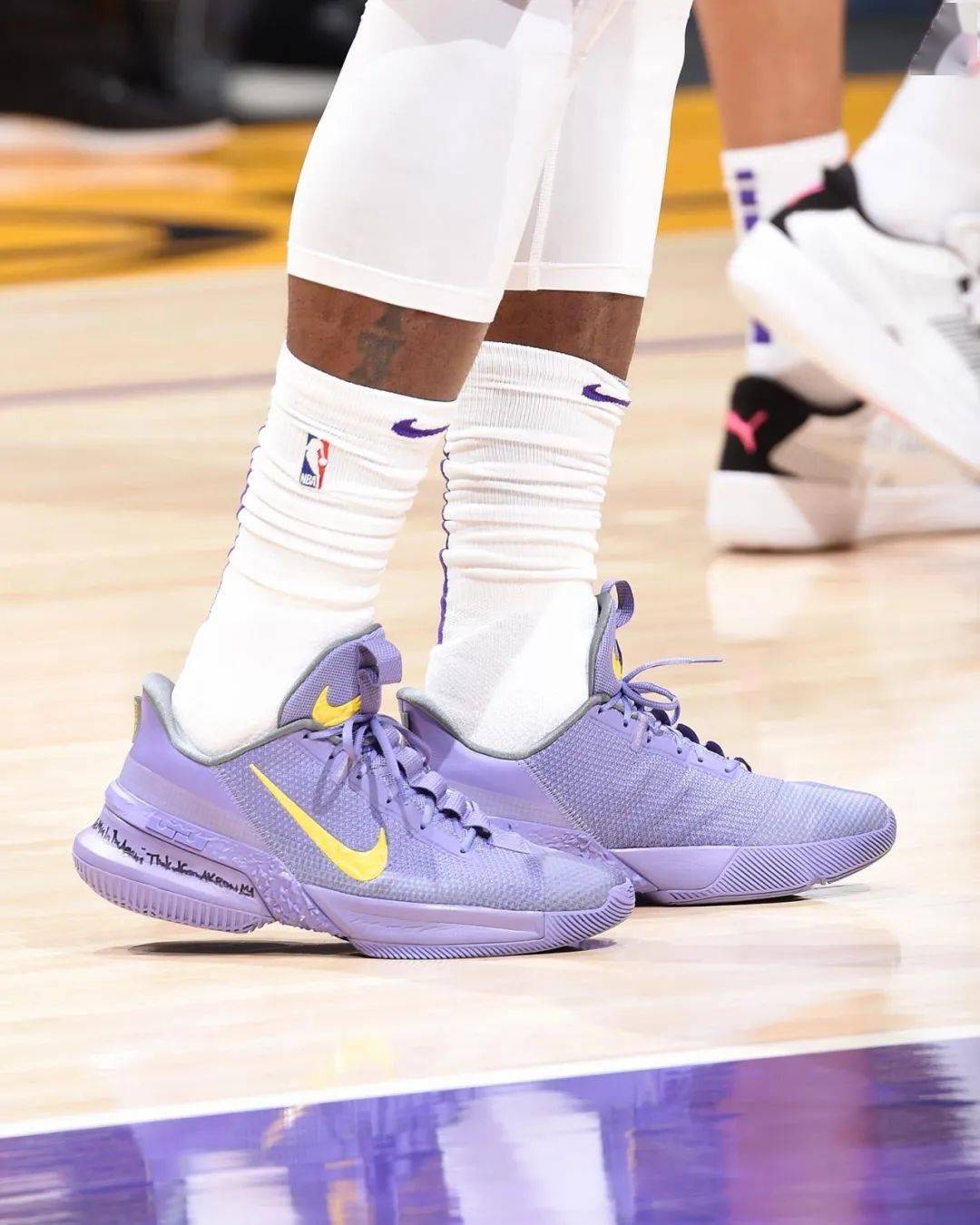 lebron ambassador 13「lakers」©zach beekerdarius bazley