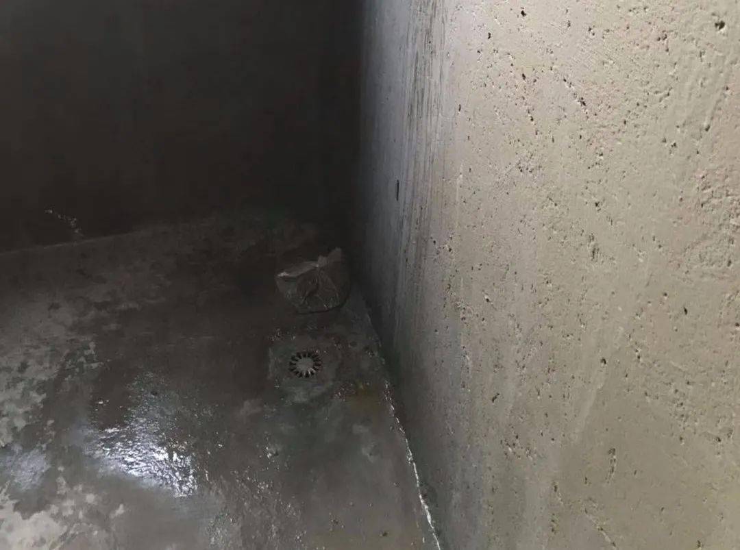 因地漏是最低处,但毛坯房地漏周围留出了一定的后期铺装地面的高度.