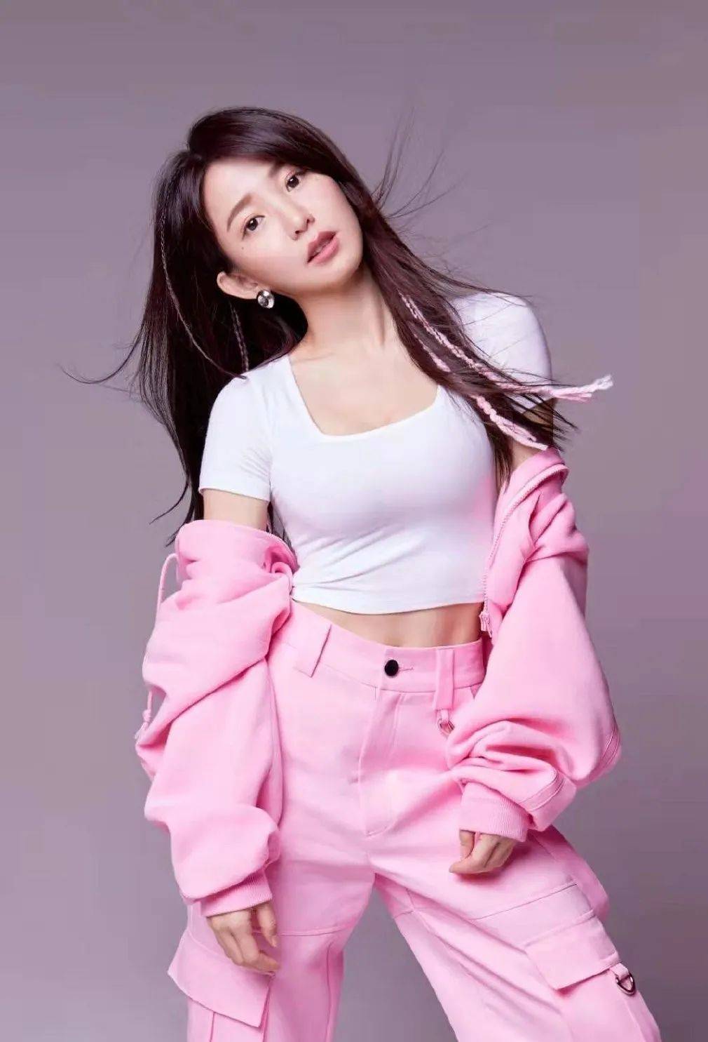 胸大的女生穿衣有法,避开这几点,教你穿出高级范儿_服饰