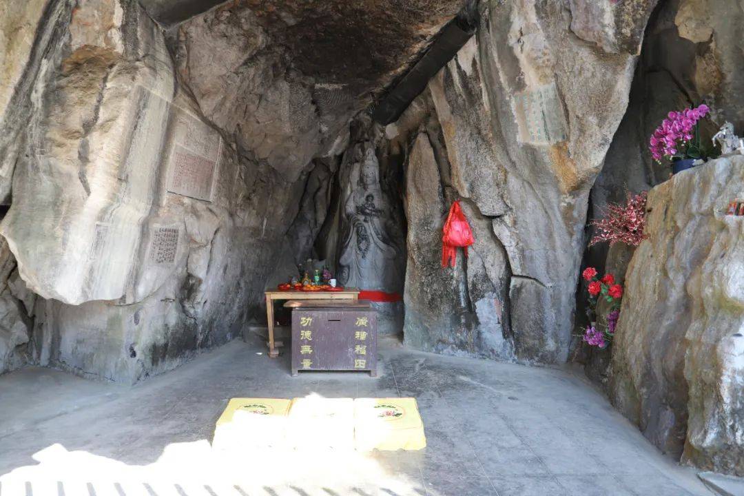 洞中原有明代的"送子观音"石像 就山石原形雕琢而成 归云洞前有一座
