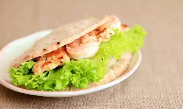 皮塔饼在中东,希腊是非常流行的主食,叫pitta也叫pita,皮塔饼.