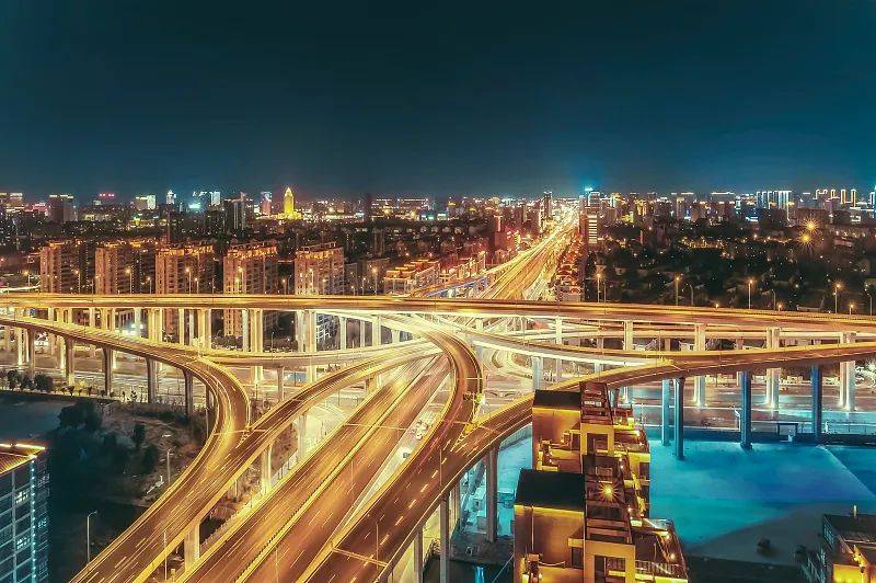 如今,伴随着苏通大桥,崇启大桥,沪苏通长江公铁大桥相继建成,以及盐通