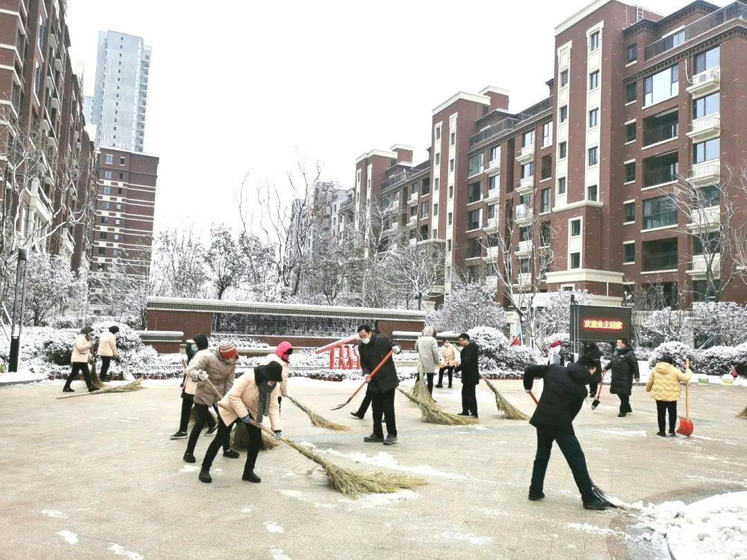 合肥華地學府名都寒潮來臨之際,華地物業全員上陣,冒雪對園區機動車庫