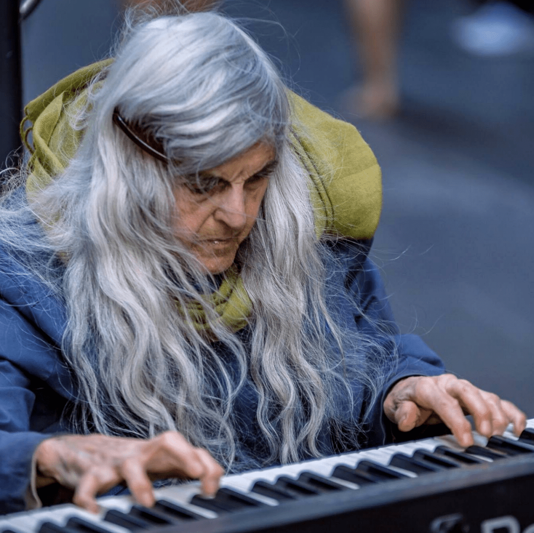 流浪澳洲街头20余年,她的琴声感动暖化了上百万人_natalie