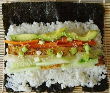 豆腐切长条,烤盘刷一层橄榄油,把豆腐依次放到烤盘上,撒上适量盐和