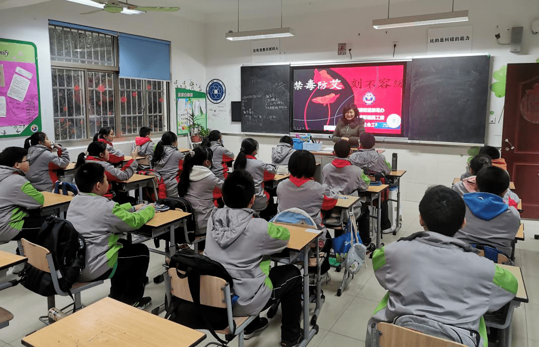 肖塘中学奉贤中等专业学校沈晓兰老师善于通过幽默的语言表达,激发