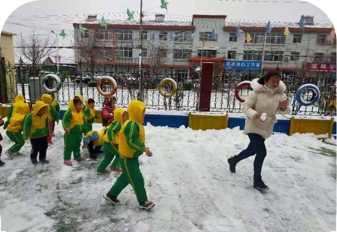 山口镇中心小学附属幼儿园:打雪仗了,别怕,我只是拿雪球吓唬你!