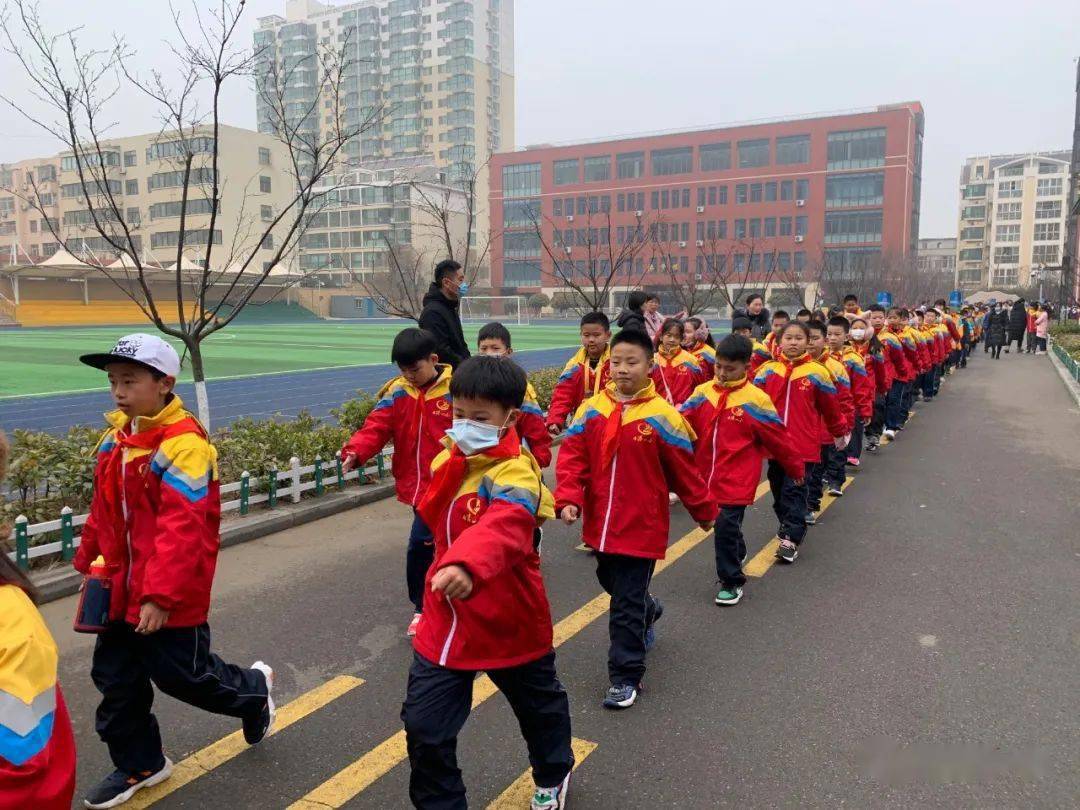 文明齐步走路队展风采日照港第一小学最美路队评比活动