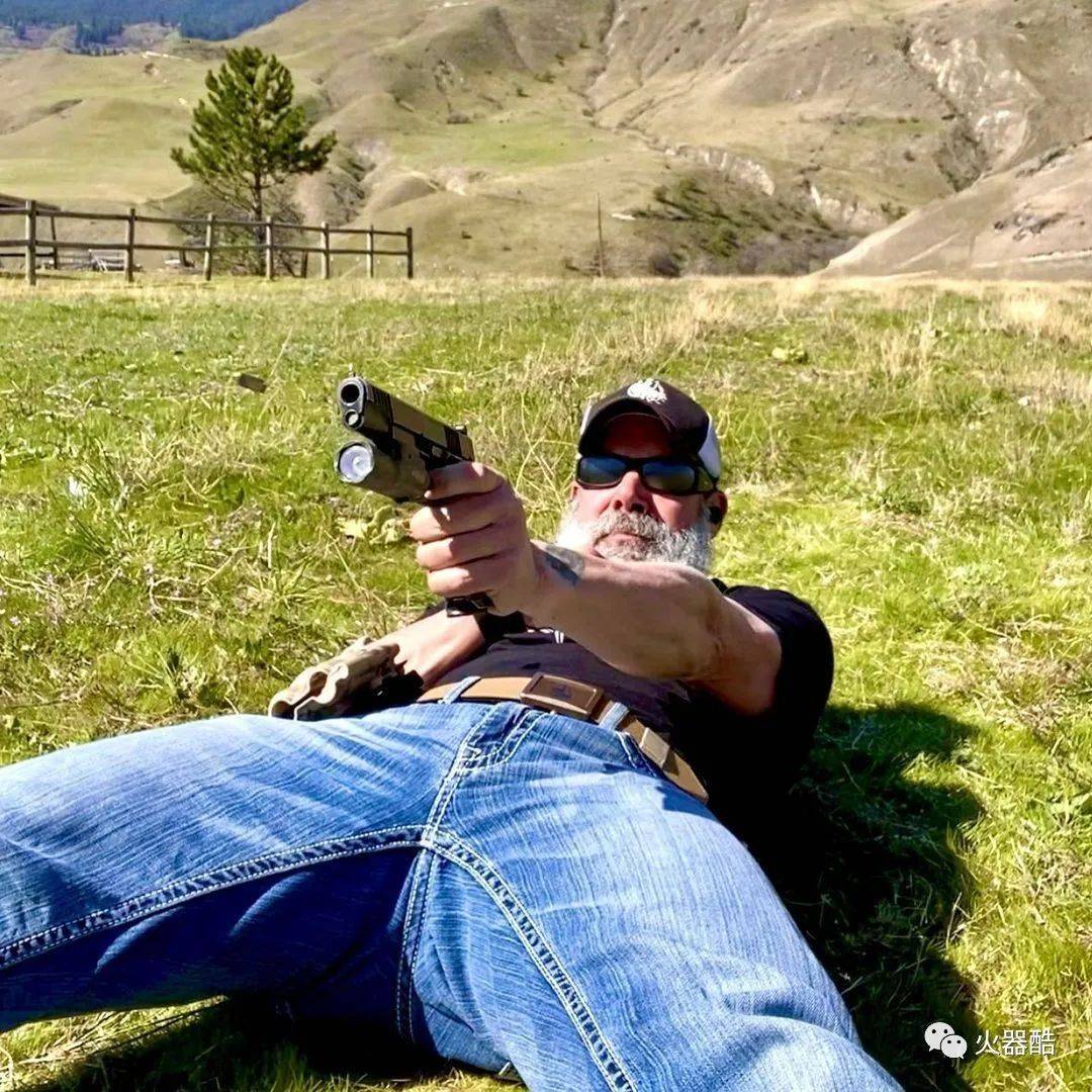 【教主costa图集】控枪为什么稳 看看胳膊肌肉线条就知道了