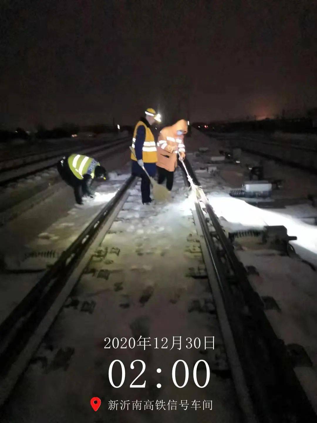 黑夜下的白甲战士丨徐州电务段全力战风雪保畅通