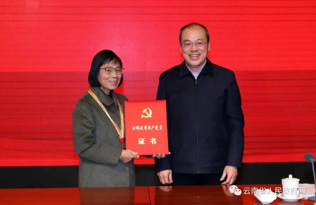张桂梅同志现任丽江市华坪女子高级中学党支部书记,校长,华坪县儿童