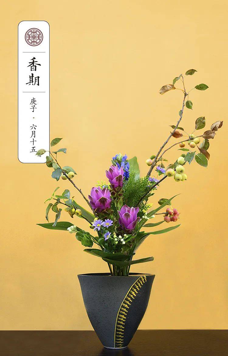 期和佛菩萨圣诞等佛教重大节日,邀请专业花艺师配合寺院法师插花供佛