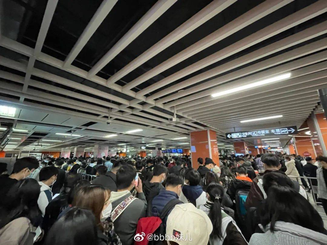 就在刚刚地图全面飘红地铁限流广州人直呼太难了
