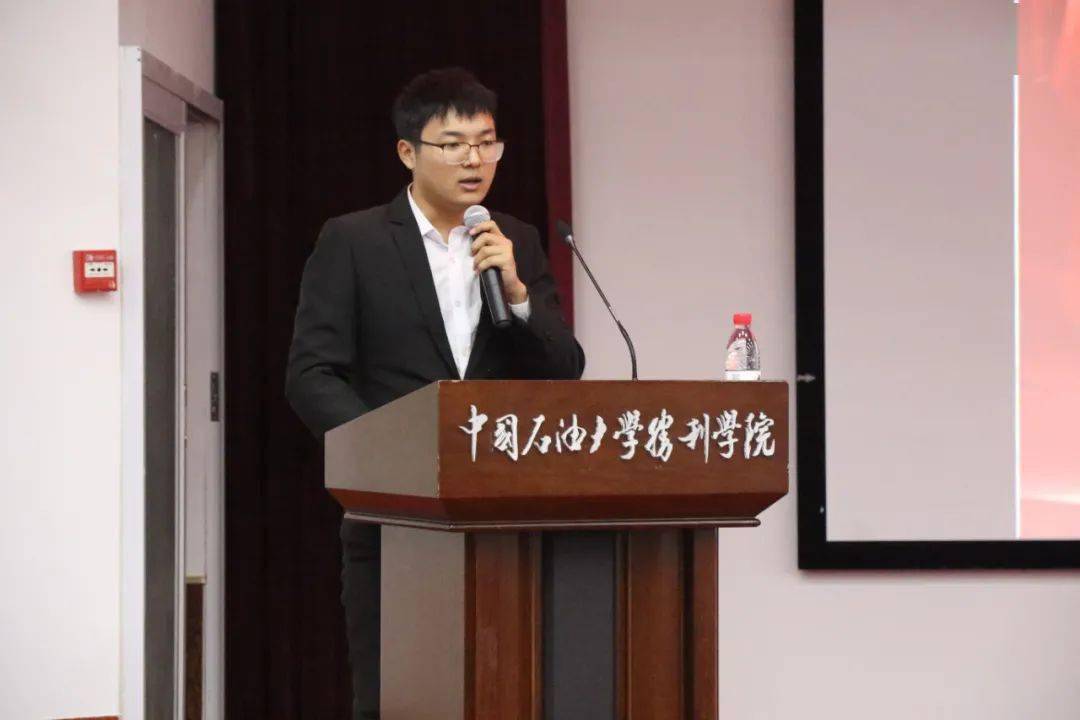 接着,姜磊老师带领与会人员以青春的名义宣誓,大家字字铿锵句句恳切