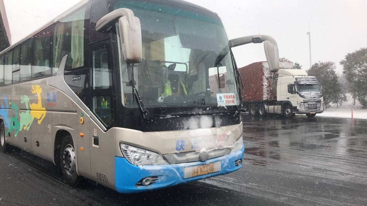 江苏快鹿风雪无阻保障通勤.