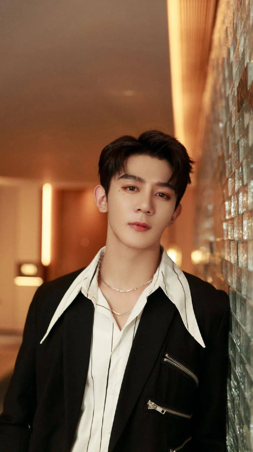 手机壁纸r1se夏之光