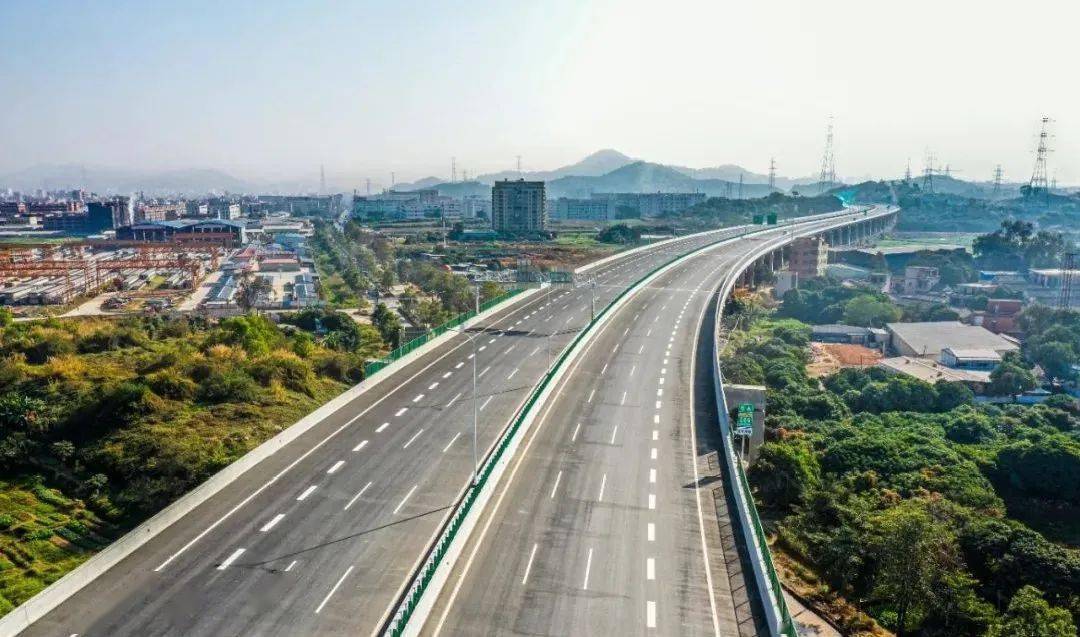 12月29日上午拍摄的深圳外环高速公路塘厦段.