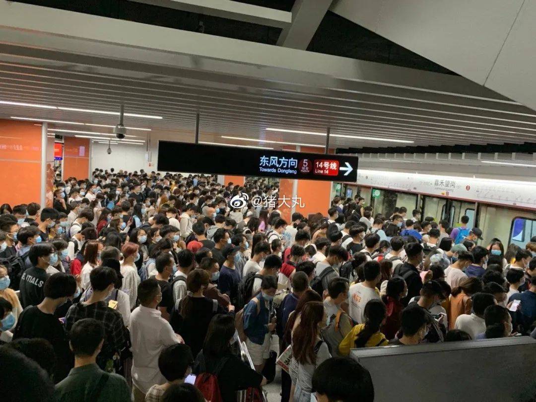 就在刚刚地图全面飘红地铁限流广州人直呼太难了