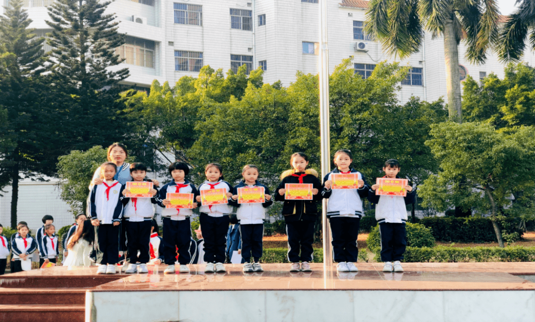 在背诵中成长在竞赛中进步容里小学英语背诵比赛