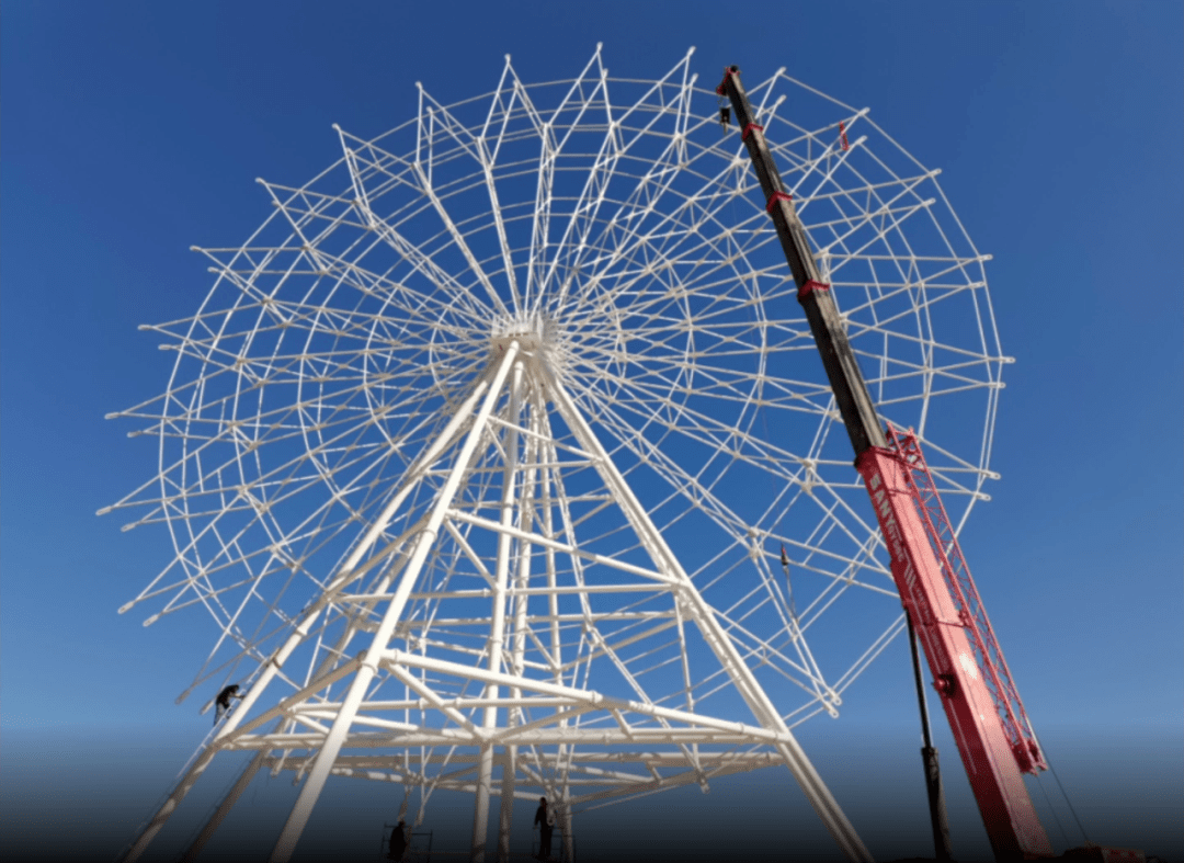 在环西路西华公园旁,湛蓝天空的下,阳光照射着纯白色,快要搭建好的
