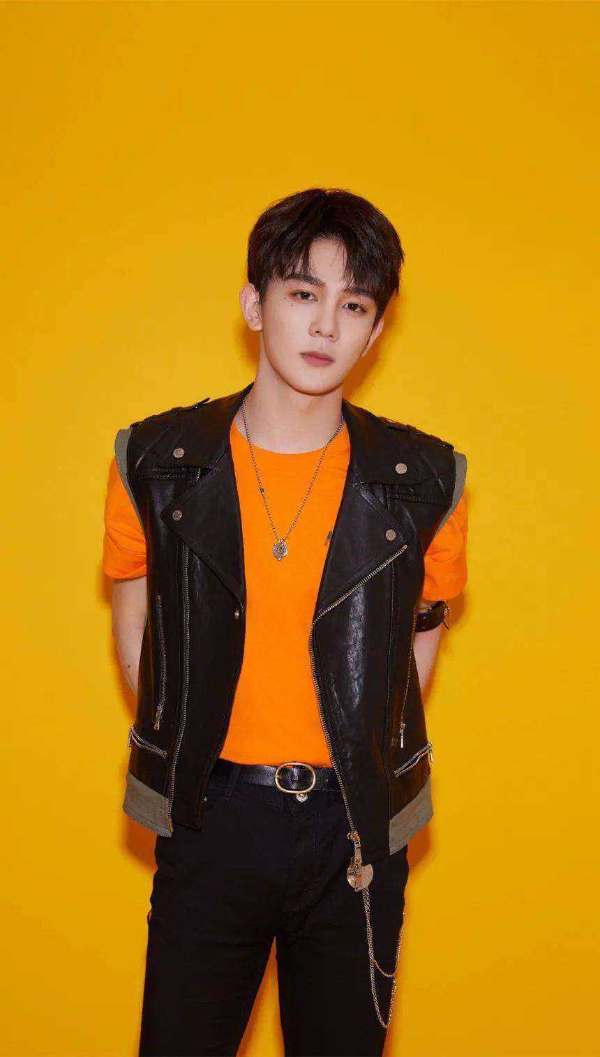 手机壁纸r1se夏之光