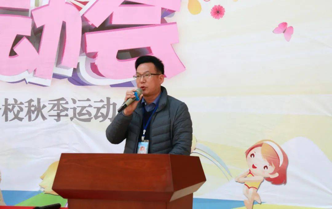 早上,全体师生齐聚艺体馆内,在吴强校长的开幕致辞及新年祝福中,广播