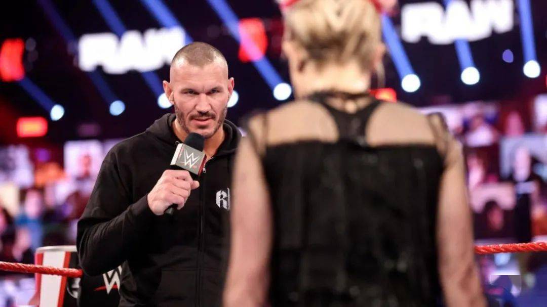 节目中小魔女布利斯(alexa bliss)似乎被兰迪奥顿(randy orton)点燃了