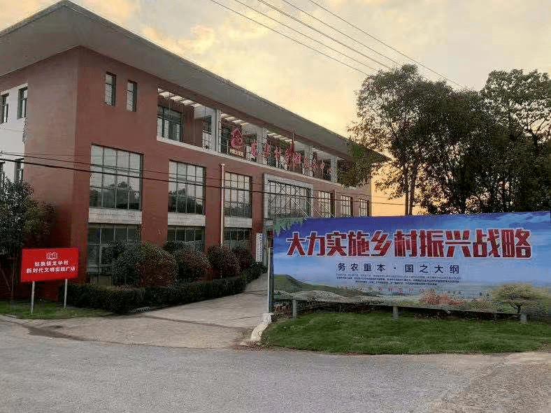 当涂县姑孰镇龙华村以"五清一改一提升"为抓手,把人居环境整治作为