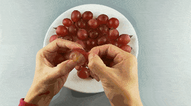 如何轻松剥提子皮?提子的外形多呈椭圆形状;葡萄外形多呈圆形.